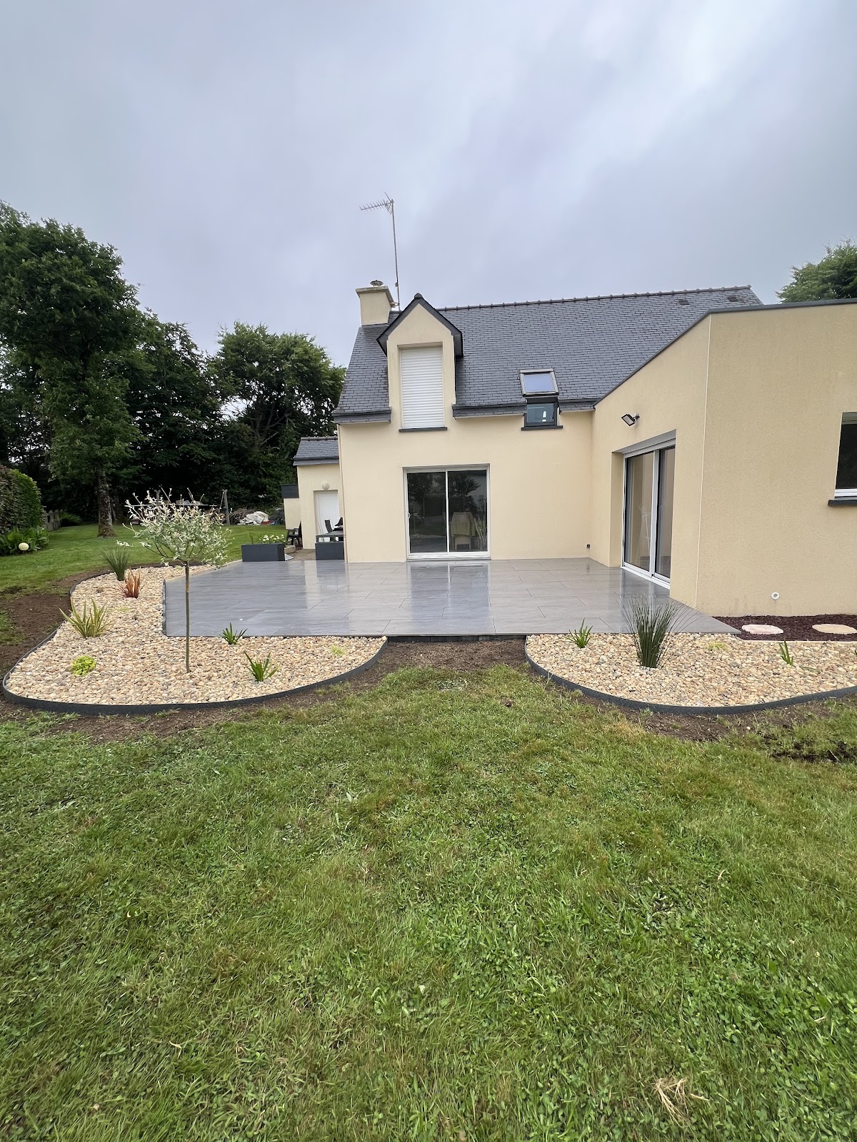 Terrasse dalles grises, massifs en gravillon et plantations