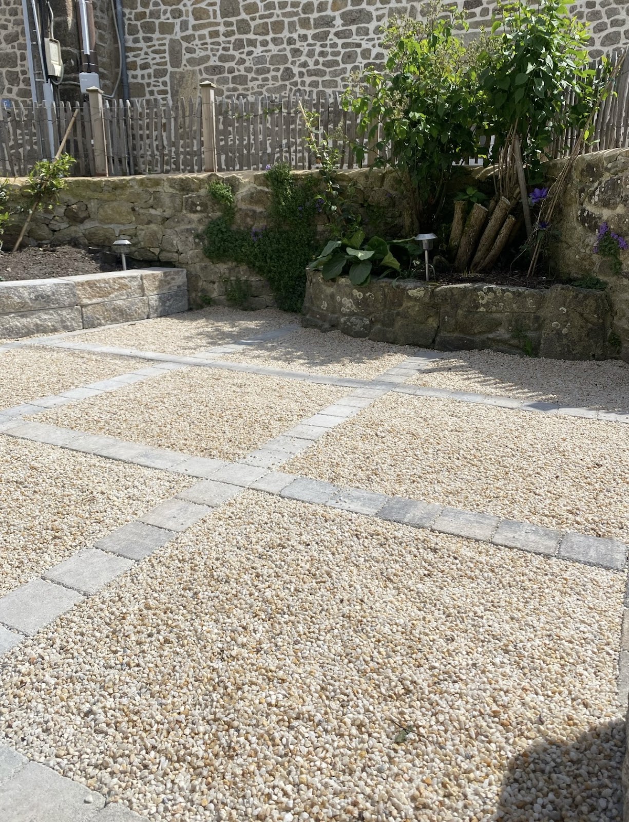 Allée en gravillon avec dalles granit et muret pierre